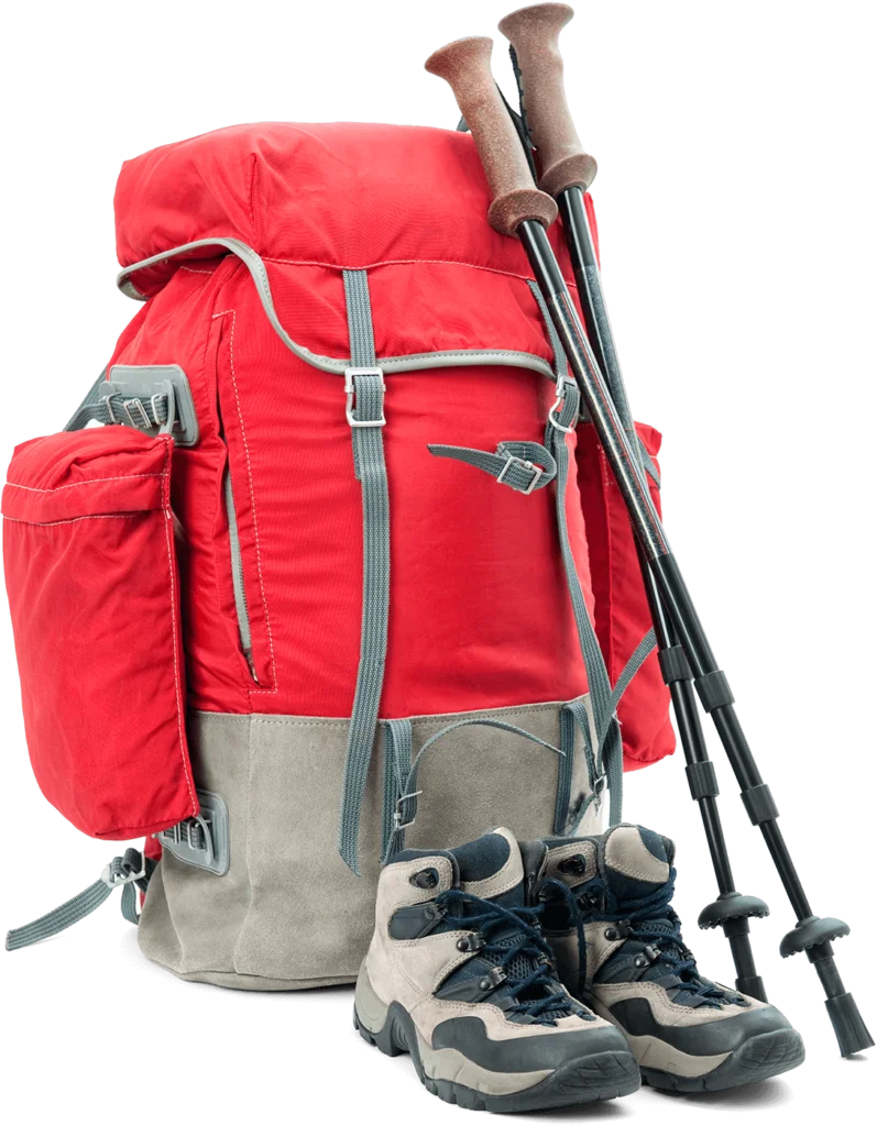 Roter Wanderrucksack mit grauem Boden, zwei Trekkingstöcken und einem Paar Wanderschuhe davor.