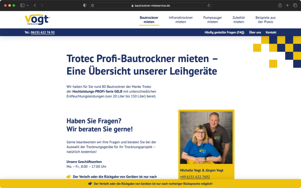 Zwei Personen in Firmenkleidung mit Vogt-Logo posieren vor einer grauen Wand, daneben steht Kontaktinformation und Beratungstext für Bautrockner.