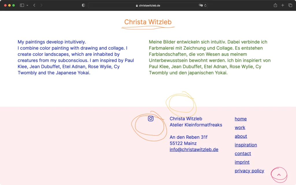 Textseite mit Vorstellungstexten in Englisch und Deutsch, Kontaktdaten, Navigationslinks und einem Instagram-Symbol auf weißem und hellrosa Hintergrund.