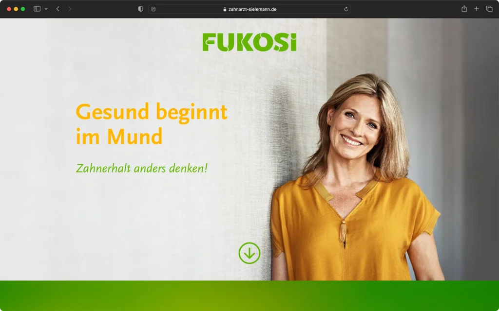 Frau in gelbem Oberteil lehnt lächelnd an einer hellen Wand, daneben der Text Gesund beginnt im Mund und das Logo FUKOSI.