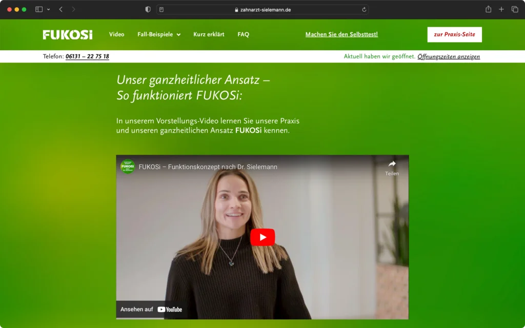 Screenshot einer Webseite mit grünem Hintergrund, die ein Vorstellungsvideo zum FUKOSi-Konzept mit einer Frau im schwarzen Pullover zeigt.