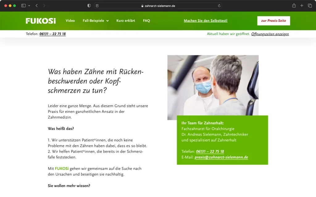 Zwei Personen, eine mit Mundschutz, unterhalten sich in einer Praxis, daneben Text zu ganzheitlicher Zahnmedizin und Kontaktdaten eines Zahnarztes.