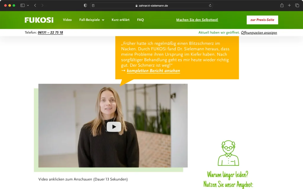 Frau mit langen blonden Haaren trägt schwarzen Pullover und spricht in einem Video-Testimonial vor neutralem Hintergrund.