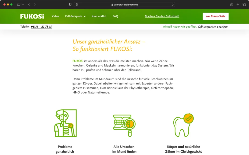 Screenshot einer Webseite von FUKOSi mit grünem Header und Menü, Text über ganzheitlichen Ansatz bei Zahn-, Muskel- und Gelenkproblemen, drei grüne Icons darunter.