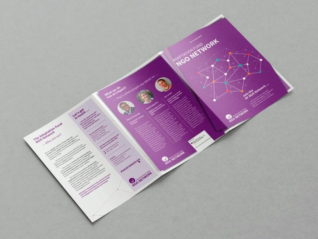 Geöffneter Flyer mit Informationen und Porträts zum Adaptation Fund NGO Network auf lila und weißem Hintergrund.