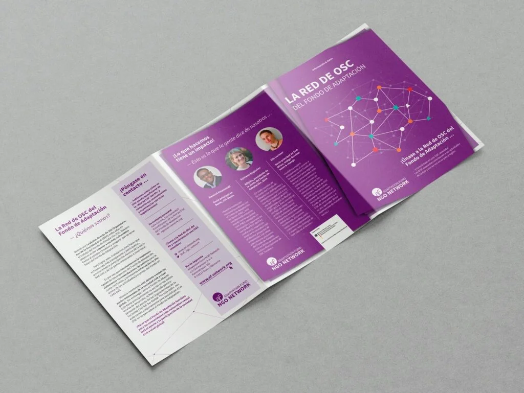 Aufgeklappte Broschüre mit lila und weißem Design, Texten und Fotos von drei Personen, Thema NGO-Netzwerk und Anpassungsfonds.