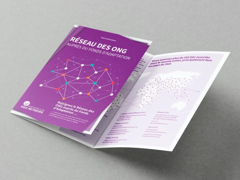 Aufgeschlagene Broschüre mit violettem Deckblatt und Text in französischer Sprache zum NGO-Netzwerk des Anpassungsfonds, mit Weltkarte und Kontaktinformationen.