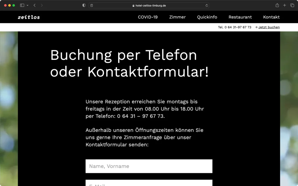 Schwarzer Bereich mit weißer Schrift zur Buchung per Telefon oder Kontaktformular und Eingabefeld für Name und Vorname auf der Webseite hotel-zeitlos-limburg.de.