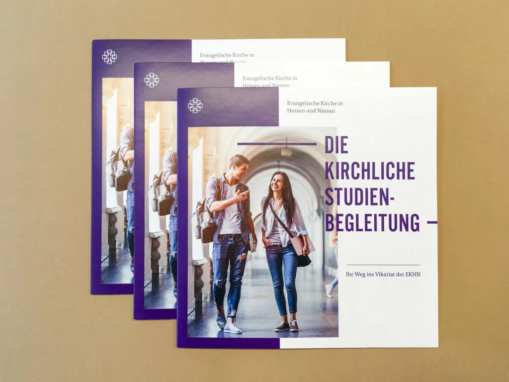 Falzflyer mit Sonderfarbendruck für die Kirchliche Studienbegleitung der EKHN. Grafikdesign für Mainz.