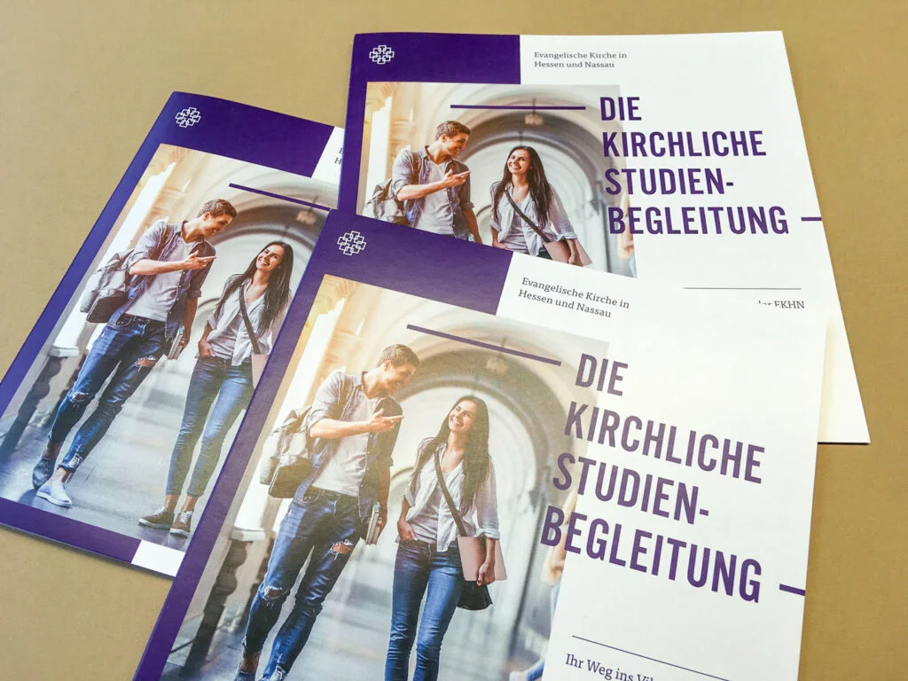 Falzflyer mit Sonderfarbendruck für die Kirchliche Studienbegleitung der EKHN. Grafikdesign für Mainz.