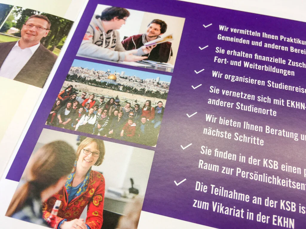 Falzflyer mit Sonderfarbendruck für die Kirchliche Studienbegleitung der EKHN. Grafikdesign für Mainz.