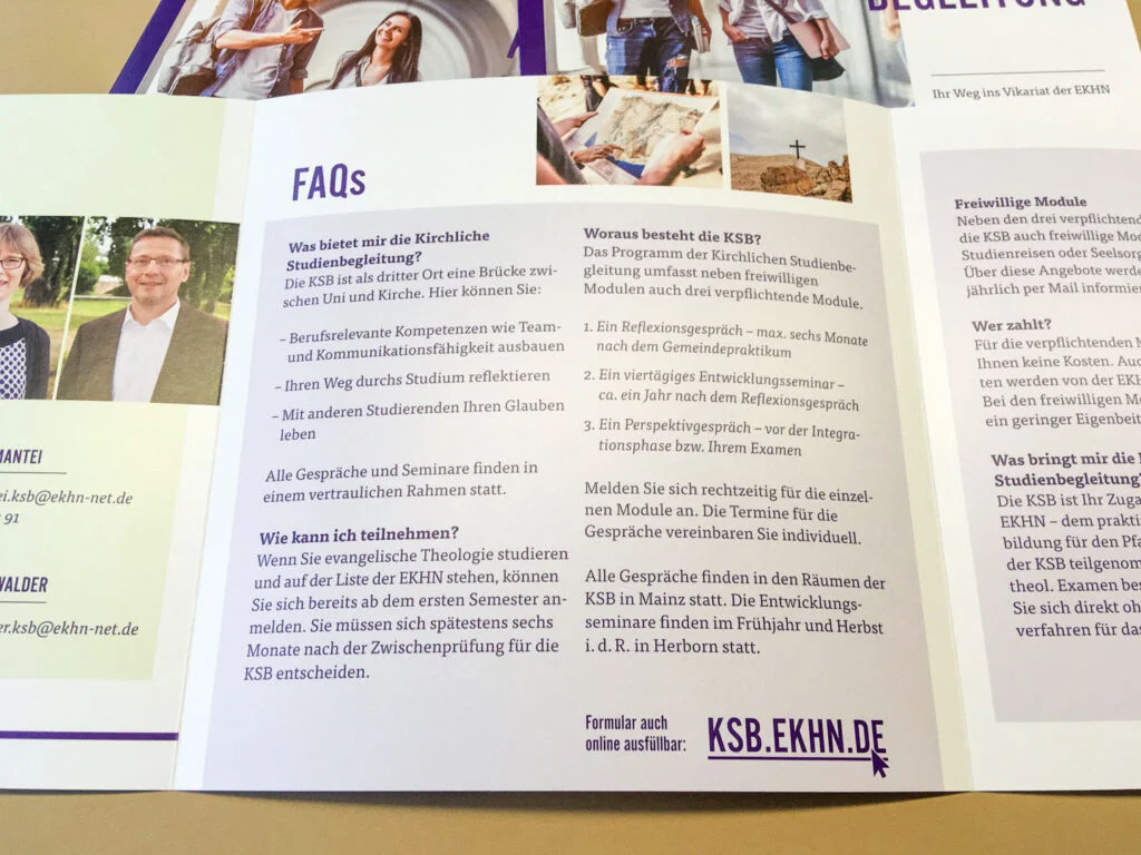 Falzflyer mit Sonderfarbendruck für die Kirchliche Studienbegleitung der EKHN. Grafikdesign für Mainz.
