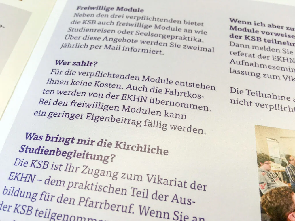 Falzflyer mit Sonderfarbendruck für die Kirchliche Studienbegleitung der EKHN. Grafikdesign für Mainz.