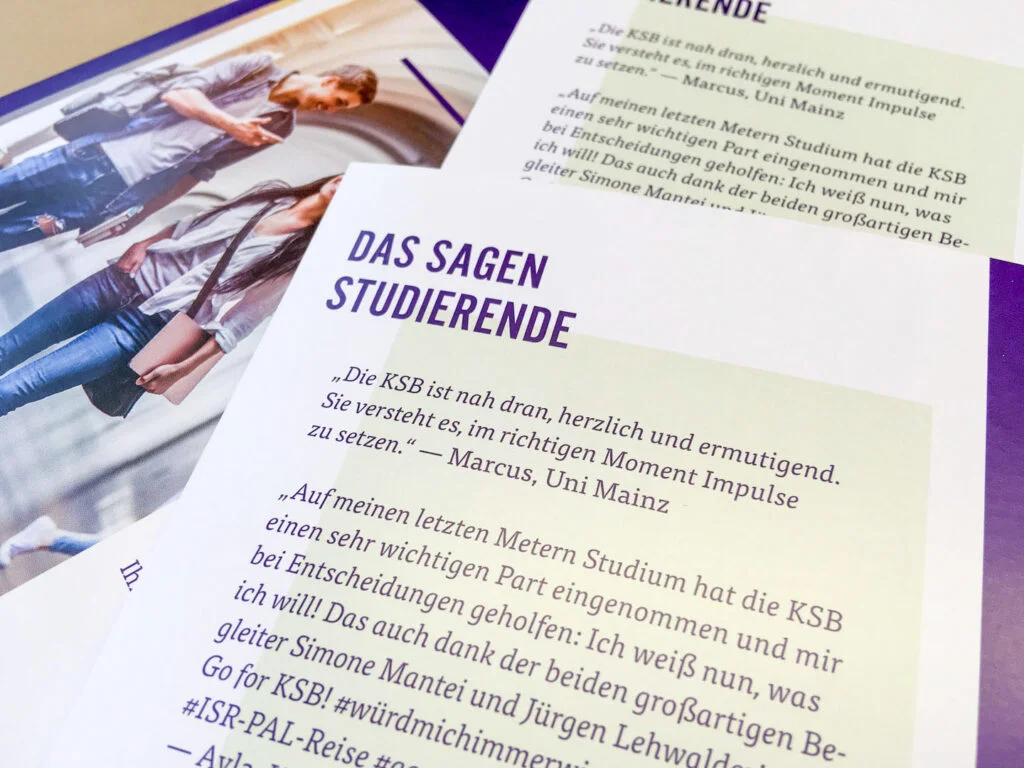 Falzflyer mit Sonderfarbendruck für die Kirchliche Studienbegleitung der EKHN. Grafikdesign für Mainz.