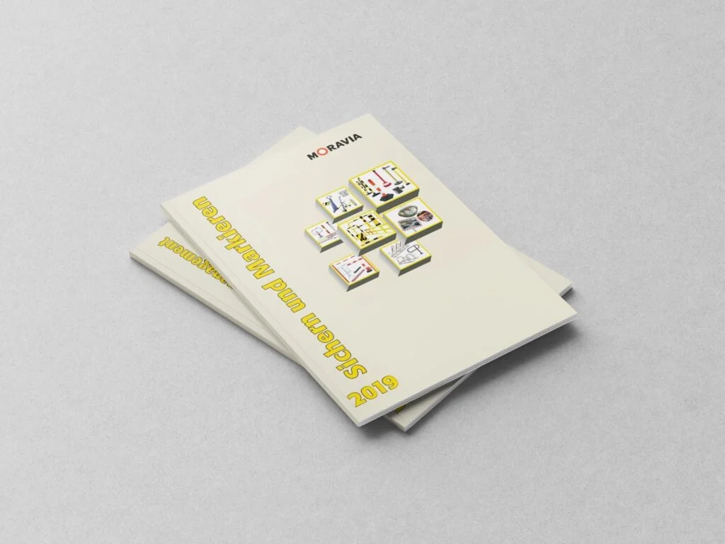 Zwei übereinanderliegende Kataloge mit dem Titel 2019 Sichern und Markieren und mehreren kleinen Bildern von Werkzeugen auf dem Cover.