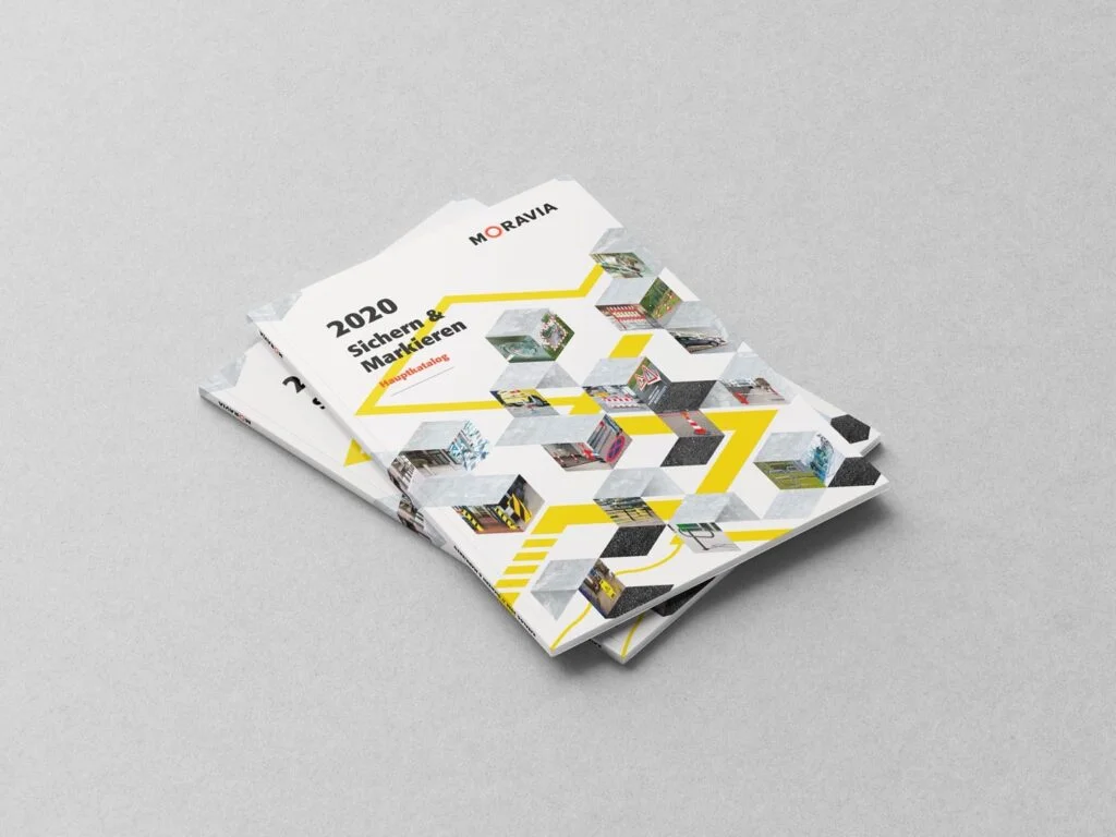 Zwei übereinanderliegende Kataloge mit dem Titel 2020 Sichern & Markieren Hauptkatalog und einem grafischen Design aus gelben Linien und Bildern.