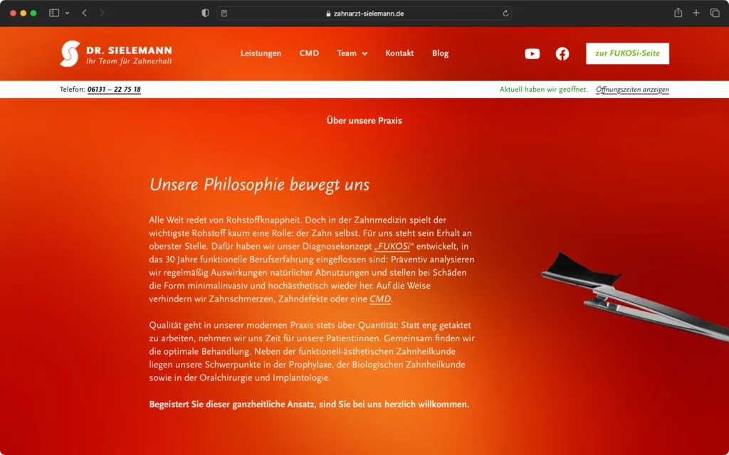Screenshot einer Webseite der Zahnarztpraxis Dr. Sielemann mit Text zur Praxisphilosophie und einem Zahnzangen-Bild auf orange-rotem Hintergrund.