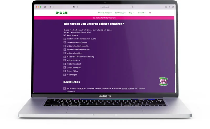 Die Webseite vom Spieleverlag SPIEL DAS! wird auf einem MacBook Pro dargestellt.