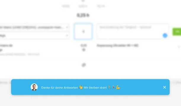 Hinweisfenster mit einem Profilbild und dem Text Danke für deine Antworten Wir bleiben dran, dazu sind Emojis von winkender Hand, laufenden Personen und einem Muskelarm zu sehen.