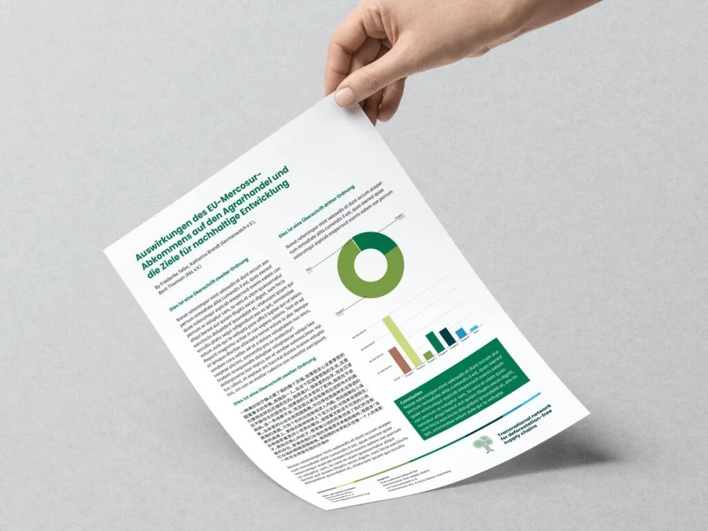 Hand hält ein Blatt Papier mit Text, Diagrammen und Grafiken auf grauem Hintergrund.