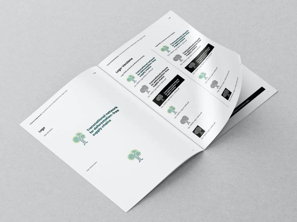 Aufgeschlagenes Corporate Design Manual zeigt verschiedene Versionen eines Logos mit Baum-Symbol und Text zu einem transnationalen Netzwerk für abholzungsfreie Lieferketten.