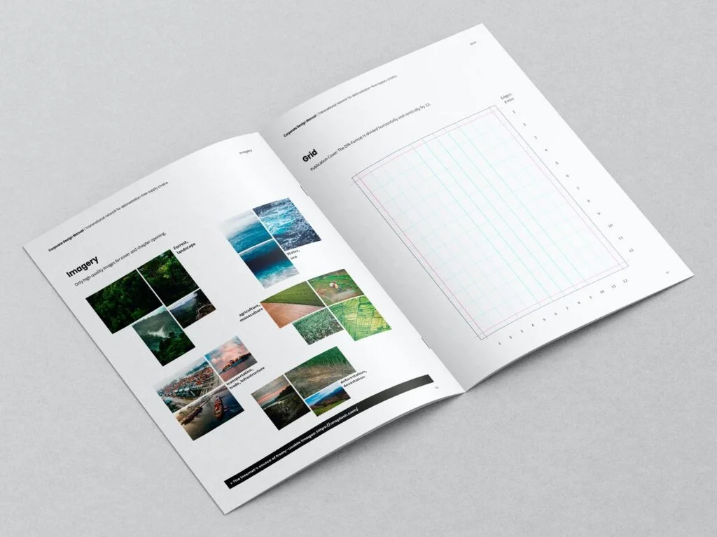 Geöffneter Design-Manual mit Bildbeispielen von Landschaften und einem Rasterdiagramm auf weißen Seiten vor grauem Hintergrund.