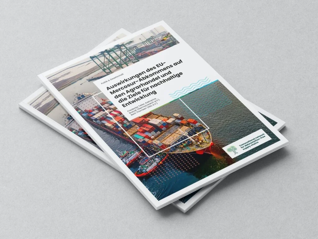 Zwei übereinanderliegende Broschüren mit einem Containerschiff im Hafen auf dem Cover und dem Titel zu Auswirkungen des EU-Mercosur-Abkommens.
