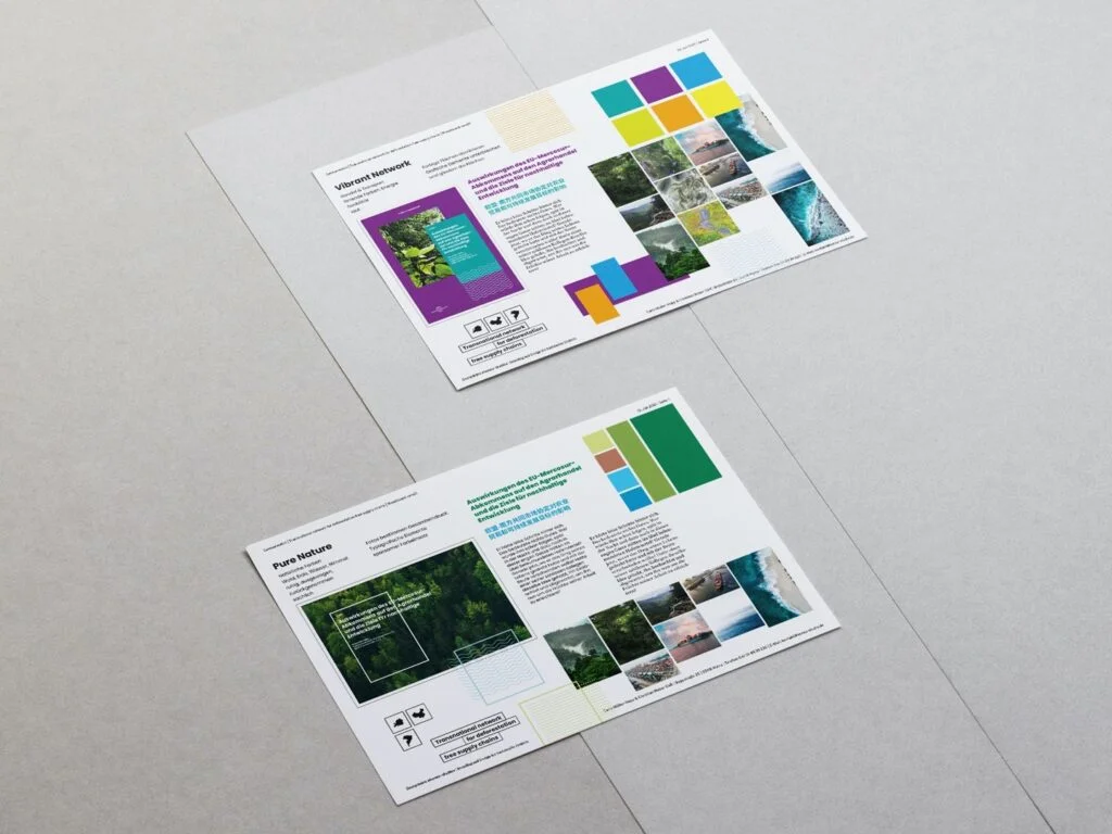 Zwei auf grauem Untergrund liegende Informationsblätter mit Texten, Farbfeldern und Naturfotos, darunter Wald- und Meeresbilder.