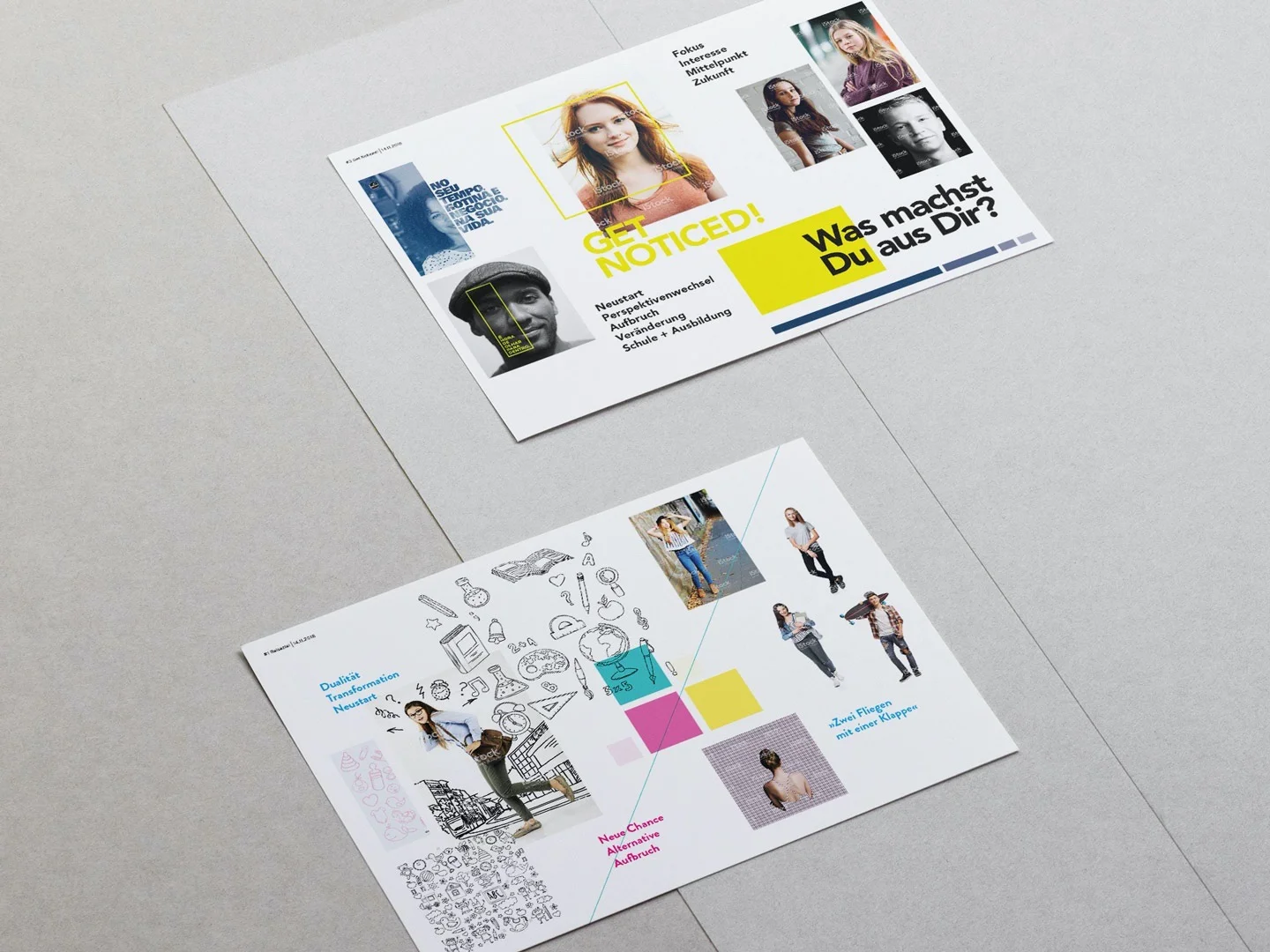 Zwei auf grauem Boden liegende Flyer mit Fotos von Menschen, Texten und grafischen Elementen in verschiedenen Farben.