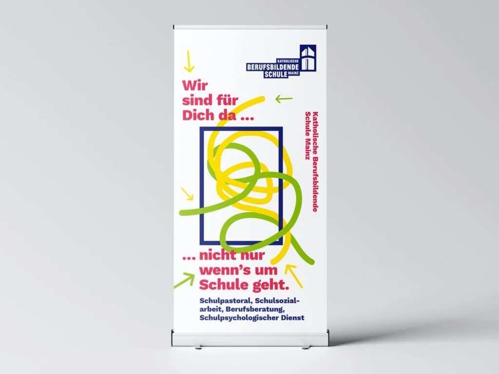 Roll-up mit dem Schriftzug Wir sind für Dich da ... nicht nur wenn's um Schule geht und dem Logo der Katholischen Berufsbildenden Schule Mainz.
