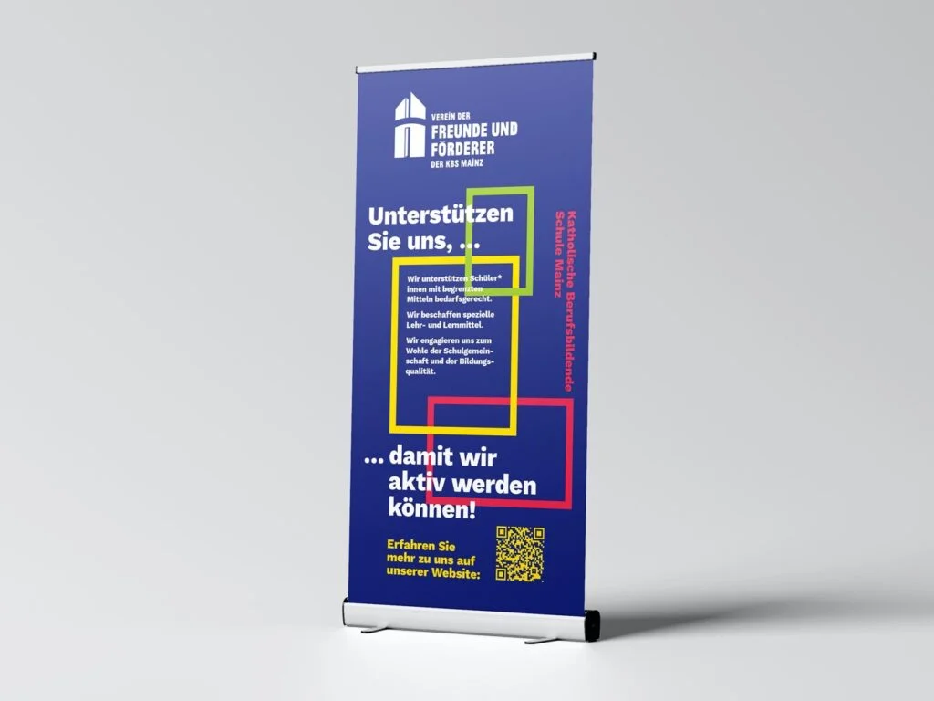 Blauer Roll-up mit Text zur Unterstützung der Katholischen Berufsbildenden Schule Mainz und einem QR-Code unten rechts.