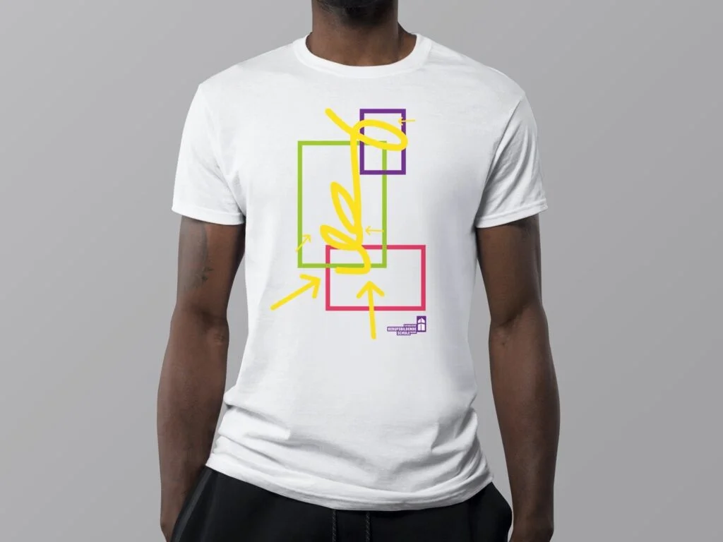 Mann trägt weißes T-Shirt mit buntem Design aus drei Rechtecken und gelben Pfeilen sowie Schriftzug und kleinem Logo unten rechts.