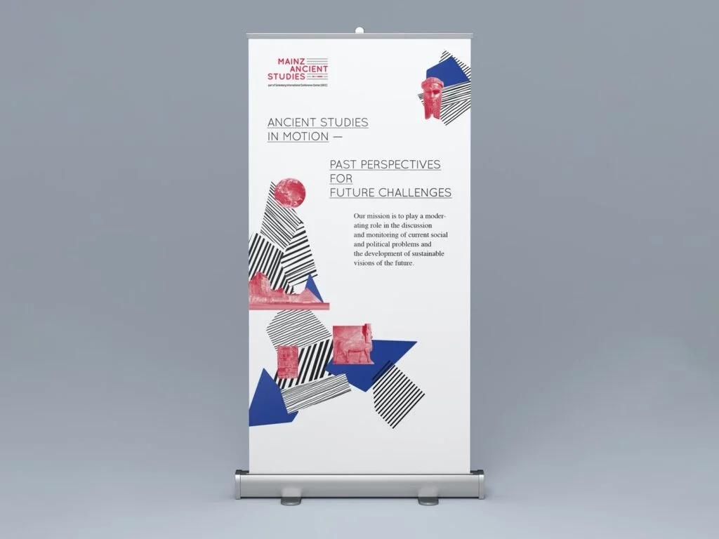 Roll-up mit dem Schriftzug Mainz Ancient Studies und dem Titel Ancient Studies in Motion Past Perspectives for Future Challenges sowie mehreren roten antiken Figuren und geometrischen Formen.