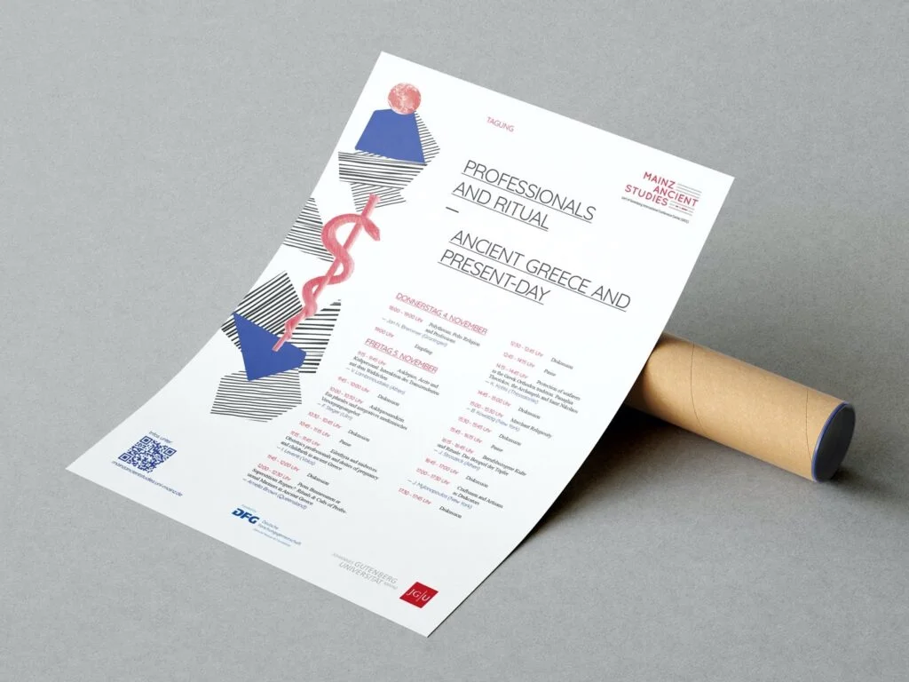 Ein aufgerolltes Plakat mit dem Titel Professionals and Ritual Ancient Greece and Present-Day und einem Programm für eine Tagung, liegend auf grauem Untergrund.