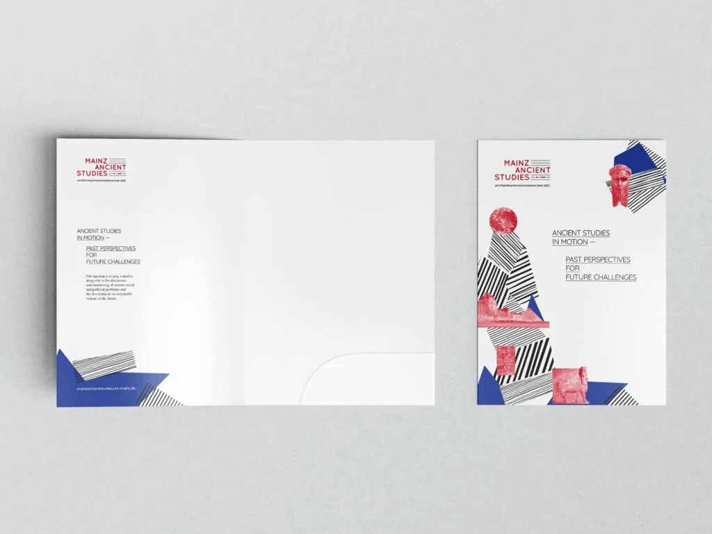 Zwei weiße Folder mit rotem Mainz Ancient Studies-Logo, schwarzem Text und roten sowie blauen grafischen Elementen auf grauem Hintergrund.