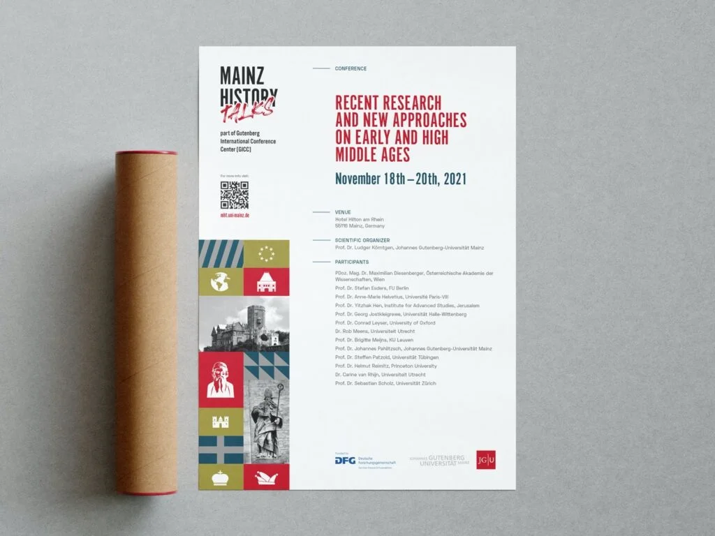 Plakat für die Mainz History Talks Konferenz 2021 mit Datum, Veranstaltungsort, Teilnehmerliste und Logos auf grauem Untergrund neben einem braunen Papprollenbehälter.