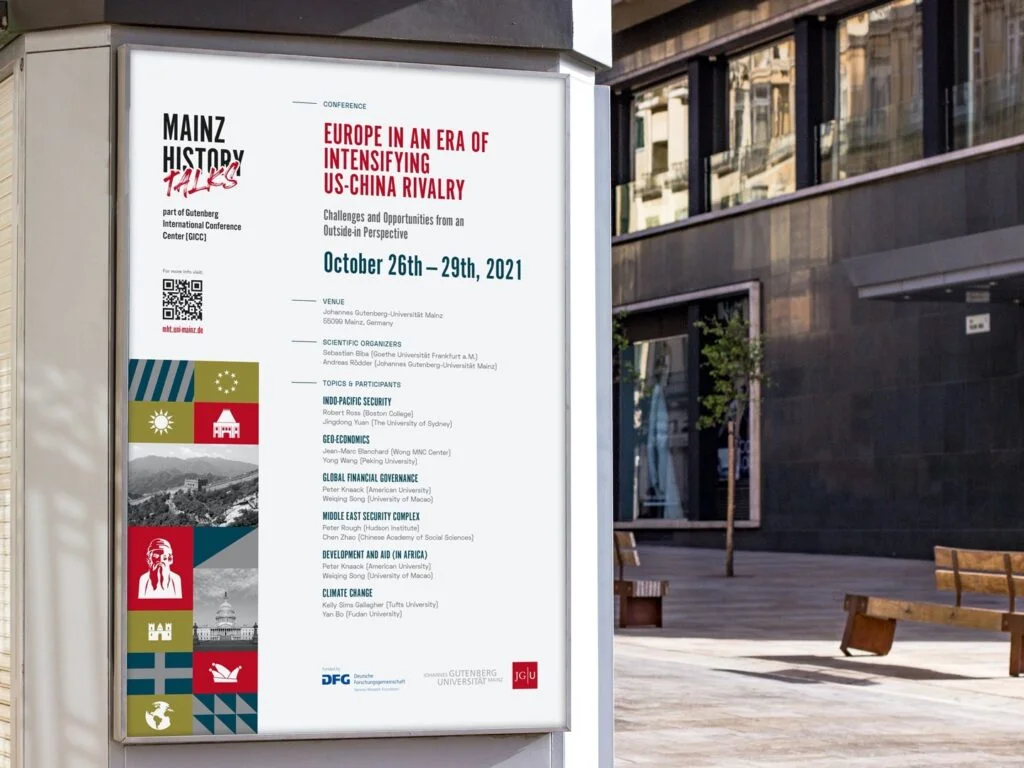 Plakat an einer Straßenlaterne für die Mainz History Talks Konferenz vom 26. bis 29. Oktober 2021 zum Thema US-China Rivalität in Europa.