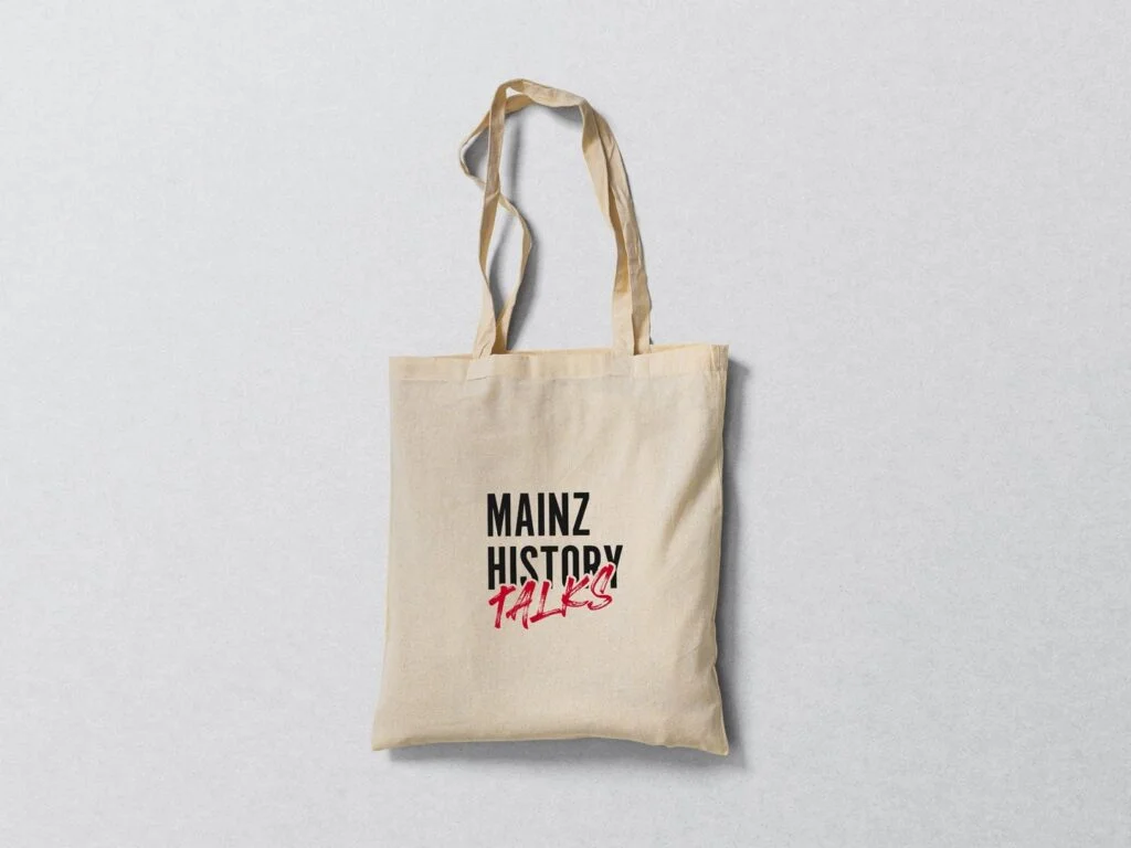Beige Stofftasche mit langen Henkeln und der Aufschrift Mainz History Talks in schwarzer und roter Schrift.