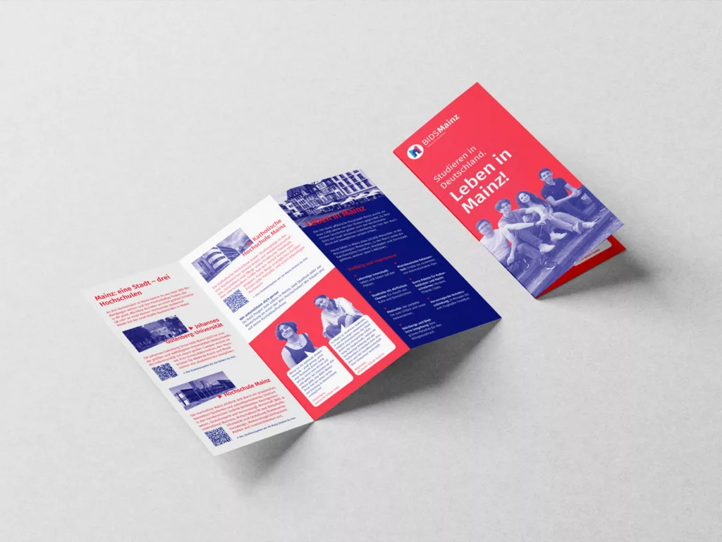 Flyer mit Informationen zum Studieren und Leben in Mainz, gestaltet in Rot, Blau und Weiß mit Fotos von Studierenden.