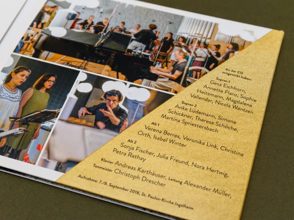 Aufgeklappte CD-Hülle mit Fotos von Sängerinnen und einem Dirigenten sowie einer Liste der Mitwirkenden und technischen Angaben zur Aufnahme.