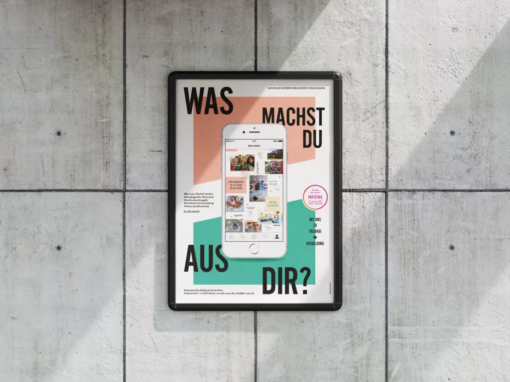 Plakat an einer Betonwand mit der Aufschrift Was machst du aus dir und einem Smartphone-Bildschirm in der Mitte.
