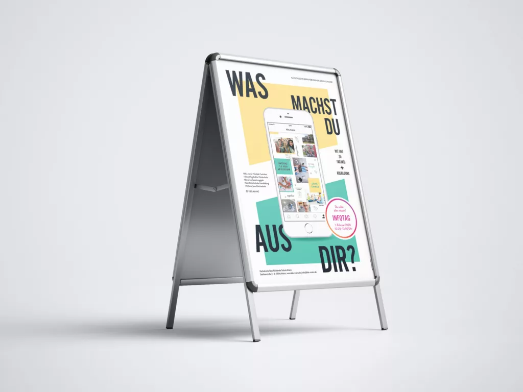 Aufsteller mit einem Plakat, das eine Smartphone-Darstellung und den Text Was machst du aus dir sowie Informationen zu einem Infotag zeigt.