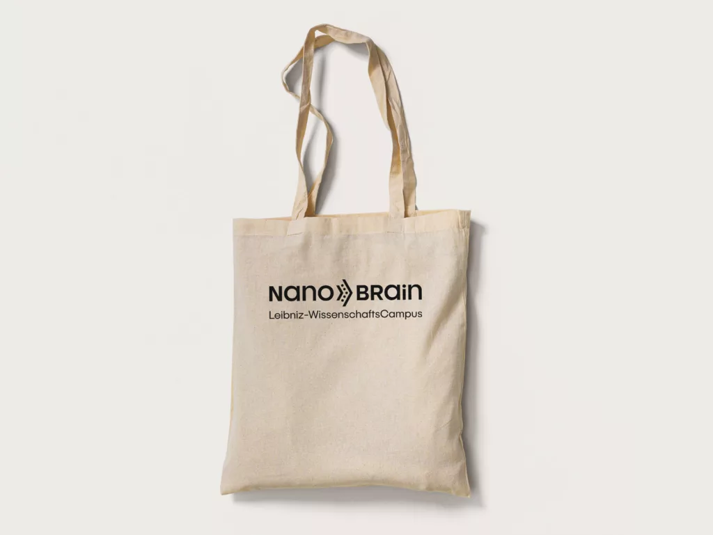 Beige Stofftasche mit schwarzen Aufdruck nanoBrain Leibniz-WissenschaftsCampus auf hellem Hintergrund.