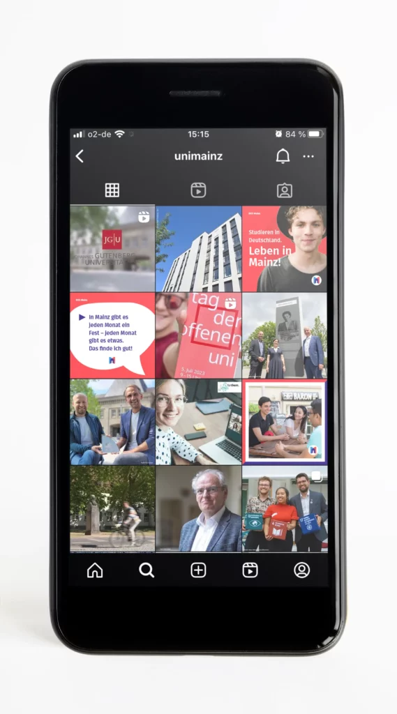 Smartphone zeigt Instagram-Profil der Universität Mainz mit verschiedenen Beitragsbildern und Videos.
