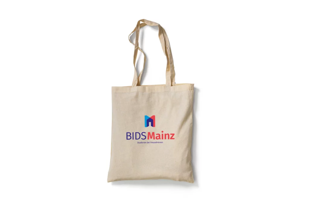 Beige Stofftasche mit langen Henkeln und dem Aufdruck BIDS Mainz sowie einem farbigen Logo auf weißem Hintergrund.
