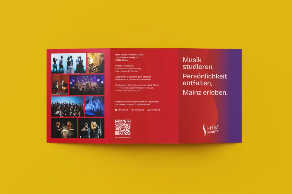 Flyer der Hochschule für Musik Mainz mit Kontaktdaten, Social-Media-Icons, QR-Code und Fotos von Musikern und Aufführungen.